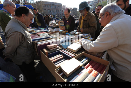 Parcourir les livres d'occasion sur le marché aux puces de Rastro de Madrid, Espagne Banque D'Images