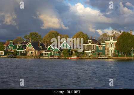 Les maisons historiques à la rivière Zaan sous ciel nuageux le matin, Zaandijk, Pays-Bas, Europe Banque D'Images