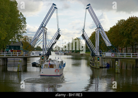 Un bateau à moteur sur la rivière Vecht conduisant au-delà d'un pont à bascule, Pays-Bas, Europe Banque D'Images