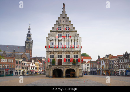 Hôtel de ville gothique sur la place du marché dans la vieille ville, Gouda, Pays-Bas, Europe Banque D'Images