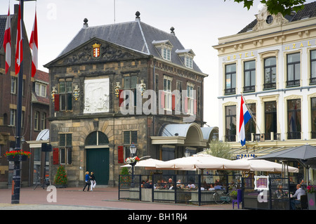 Personnes dans un café avec terrasse dans la vieille ville, Gouda, Pays-Bas, Europe Banque D'Images