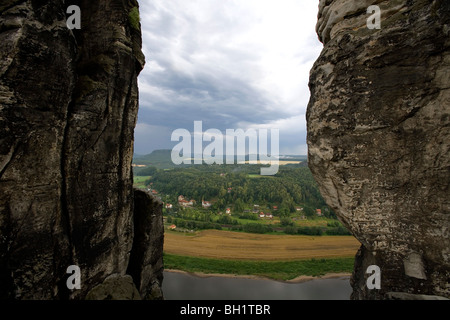 Vue à partir de la Bastei sur Rathen à mont Lilienstein, la Suisse Saxonne, des montagnes de grès de l'Elbe, Saxe, Allemagne Banque D'Images