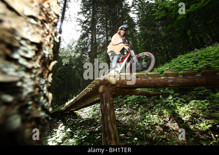 Vélo de montagne équitation sur une rampe dans une forêt, Oberammergau, Bavière, Allemagne Banque D'Images