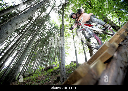 Vélo de montagne équitation sur une rampe dans une forêt, Oberammergau, Bavière, Allemagne Banque D'Images