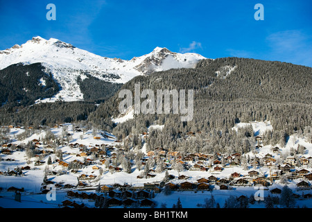 Vue sur Grindelwald avec montagnes en arrière-plan, Grindelwald, Oberland Bernois, Canton de Berne, Suisse Banque D'Images
