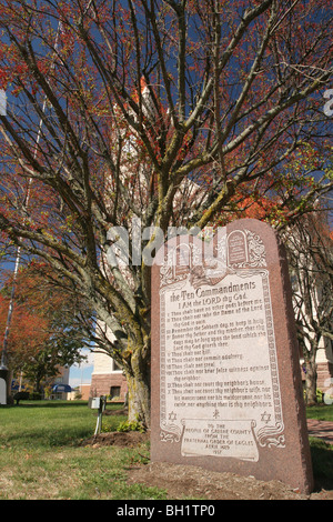 Dix Commandements Monument situé en face de Greene County Courthouse, Xenia, Ohio, USA. Séparation de l'église et de l'état. Banque D'Images