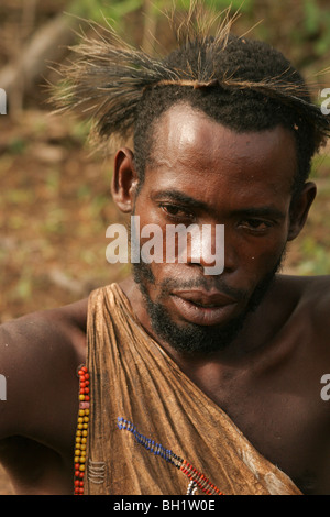 Du sud, la Tanzanie, le lac Eyasi, portrait d'un jeune mâle Hadza. Une petite tribu de chasseurs-cueilleurs Hadzabe Tribu AKA Banque D'Images