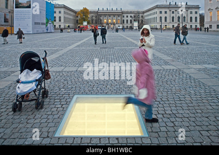 Site commémoratif livre Nazi brûlant, Bebelplatz, Berlin Banque D'Images