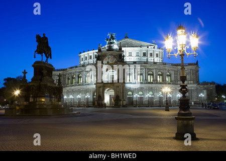 L'Opéra Semper sur la place du théâtre avec memorial au Roi Johann infront. L'opéra a été construit par Gottfried Semper de 1838 à Banque D'Images