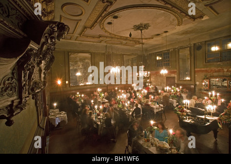 Claerchens, Ballhaus Berlin Mitte, parti aux chandelles avec des chanteurs d'opéra en costume, Berlin, Allemagne Banque D'Images