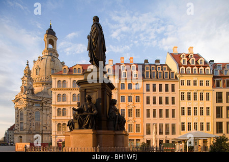 Neumarkt avec Dresdner Frauenkirche, l'église Notre Dame, et statue de Frédéric II, roi de Saxe, Dresde, Saxe, Allemagne, E Banque D'Images