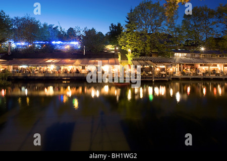 Restaurants, cafés, bars à Flutgraben dans la soirée, canal, Treptow, Berlin, Allemagne Banque D'Images