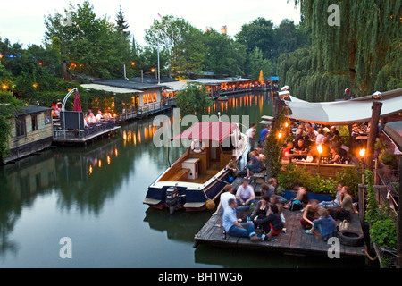 Club der Visionaere, restaurants, cafés, bars à Flutgraben dans la soirée, canal, Treptow, Berlin, Allemagne Banque D'Images