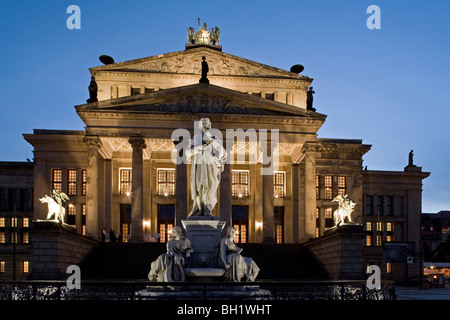 Konzerthaus construit par Karl Friedrich Schinkel, Friedrich Schiller Statue. Berlin, Allemagne Banque D'Images