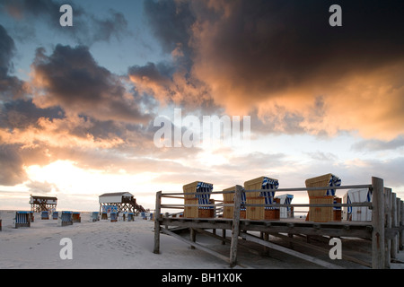 Chaises de plage sur la plage le soir, Saint Peter Ording, Eiderstedt péninsule, Schleswig Holstein, Allemagne, Europe Banque D'Images