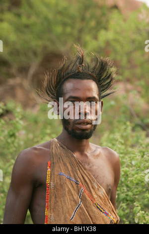 Du sud, la Tanzanie, le lac Eyasi, portrait d'un jeune mâle Hadza. Une petite tribu de chasseurs-cueilleurs Hadzabe Tribu AKA Banque D'Images