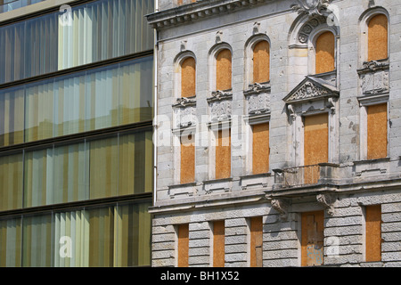 Façade, moderne et ancienne, dans la Friedrichstrasse, arraisonné, Berlin, Allemagne Banque D'Images