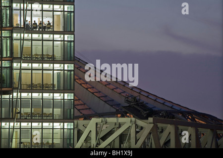 Salles de conférence de nuit, Bahntower, Potsdamer Platz, Potsdamer Platz, toit Sony Center, Berlin, Allemagne Banque D'Images