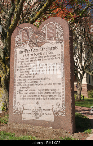 Dix Commandements Monument situé en face de Greene County Courthouse, Xenia, Ohio, USA. Banque D'Images