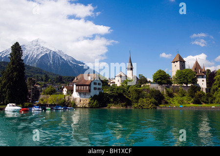 Vue sur le lac de Thoune à Spiez avec château et église de château, Spiez, Oberland Bernois (Highlands), Canton de Berne, Suisse Banque D'Images