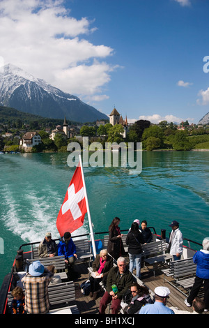 Bateau d'Excursion laissant Spiez, vue de château et église de château de Spiez, le lac de Thoune, dans l'Oberland bernois (Highlands), Canton de Berne Banque D'Images