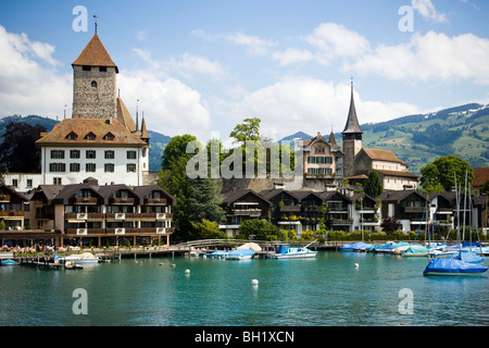 Vue sur le lac de Thoune à Spiez avec château et église de château, Spiez, Oberland Bernois (Highlands), Canton de Berne, Suisse Banque D'Images