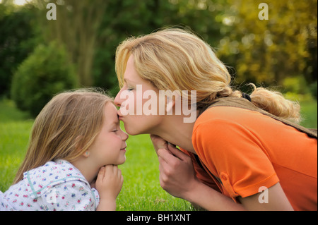 Mère est kissing her daughter Banque D'Images