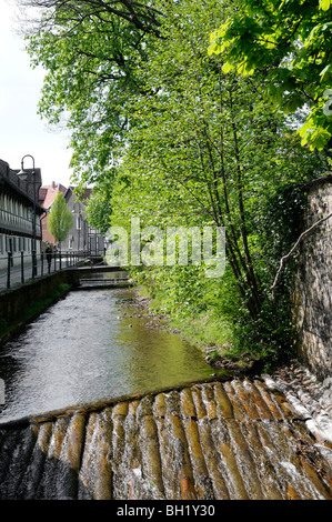 Blick auf die Abzucht, einem Fluss à Goslar, Allemagne. - Vue sur la rivière, un Abzucht à Goslar, Allemagne. Banque D'Images