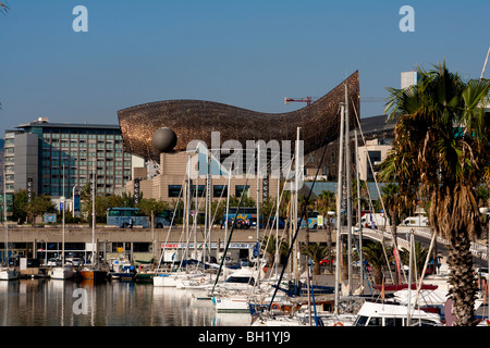 Barcelone - Le port olympique et une baleine géante conçue de bronze (par Frank Gehry) Banque D'Images