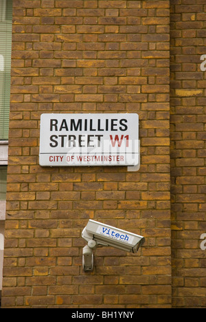 Plaque de rue et de ramilles de caméra de vidéosurveillance rue ville de Westminster central London England UK Banque D'Images