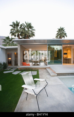 Chaise vide sur la terrasse est pavée de Palm Springs accueil Banque D'Images