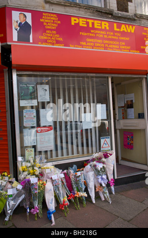 Fleurs posées en dehors de l'office de tourisme de Peter Law MP SUIS décédé 25 avril 2006 Ebbw Vale Blaenau Gwent South Wales Valleys UK Banque D'Images