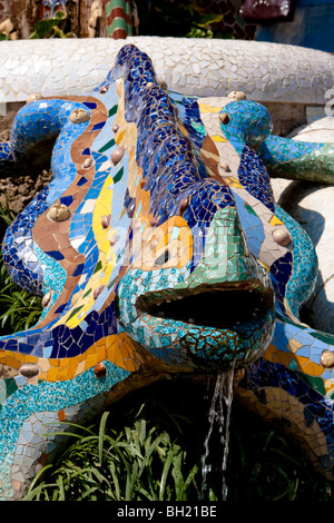 Barcelona - Spanish Art Nouveau movement - Modernisme - Gaudi - Park Guell de Gaudi - La fontaine du dragon Banque D'Images