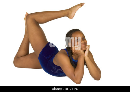 Jeune fille afro-américaine de 13 ans pose en gymnastique Banque D'Images