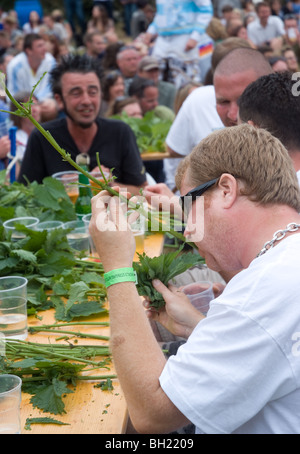 Les concurrents du Championnat du monde de l'alimentation d'ortie marshwood Dorset Banque D'Images