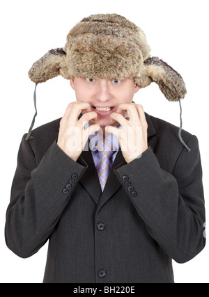 L'homme russe comique émotionnel dans un chapeau de fourrure et couche sur un fond blanc Banque D'Images