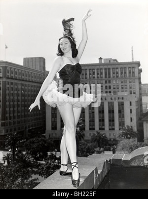 Ballerine posant sur la construction de parapet Banque D'Images