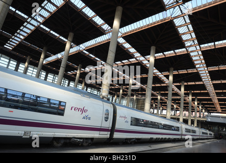 Un train rapide AVE quitte la gare d'Atocha à Madrid, Espagne. Banque D'Images