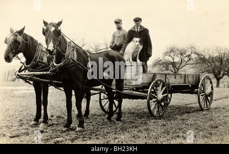 Père & Fils ferme wagon tiré par des chevaux de conduite Banque D'Images