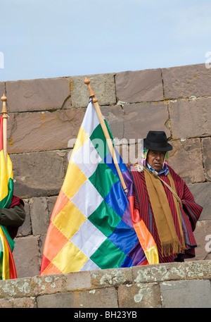 Avec l'homme drapeau wiphala, Tiwanaku (Bolivie). Banque D'Images