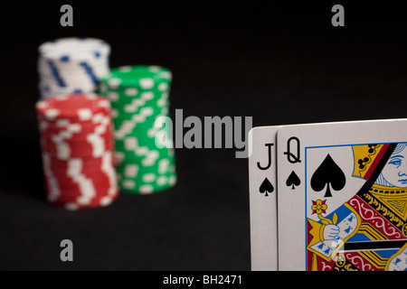 Spades jack et la reine avec vert, blanc et rouge des jetons de poker Banque D'Images