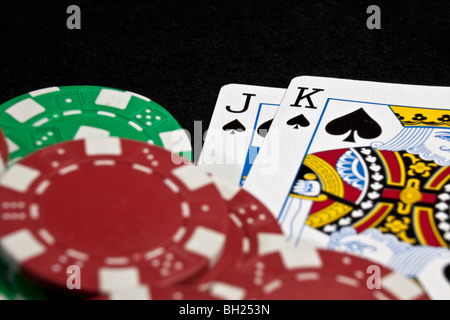 Spades jack et le roi vert et rouge avec des jetons de poker Banque D'Images