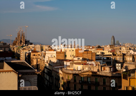 Barcelone - Vue depuis la terrasse de la Casa Mila ou 'La Pedrera' - Gaudi - Vue de Segrada Familia Banque D'Images
