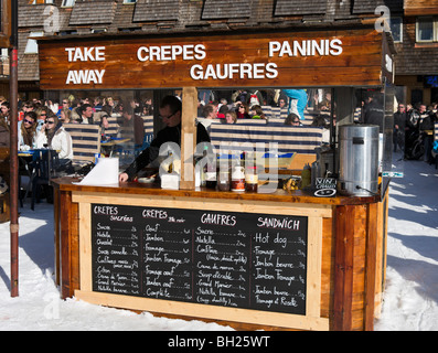 Food au centre de la station, Avoriaz, domaine skiable des Portes du Soleil, Haute Savoie, France Banque D'Images