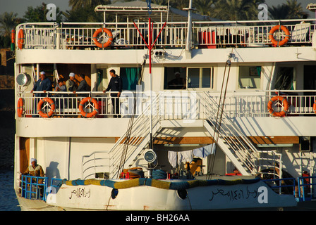 Nil, la Haute Egypte. Vue de face d'un voile bateau croisière sur le Nil entre Louxor et Assouan. Banque D'Images