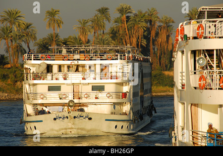 Nil, la Haute Egypte. Une soirée sur les bateaux de croisière naviguent entre Louxor et Assouan. L'année 2009. Banque D'Images