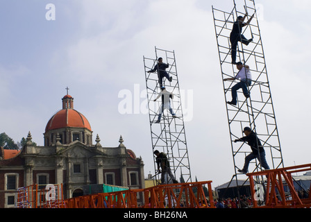 Fireworkers décideurs construire des tours monumentales, certains mesurant 60 pieds de hauteur, à la basilique de Guadalupe à Mexico. Banque D'Images