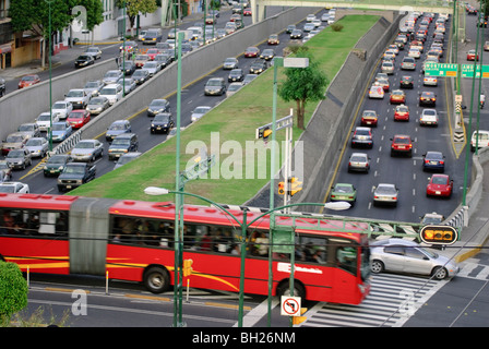 Le Metrobús, un BRT (Bus Rapid Transit) traverse un passage supérieur au cours de la fin de l'après-midi l'heure de pointe dans la ville de Mexico. Banque D'Images