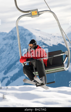 Seul male skier on ski télésiège, kitzbuhel, Autriche Banque D'Images