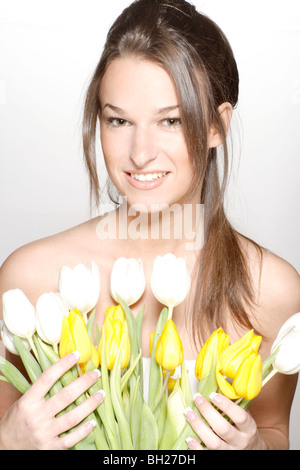 Femme avec des fleurs Banque D'Images